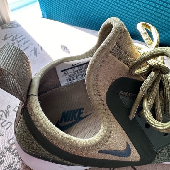 Women’s Nike size 6.5 - Picture 4 of 4